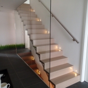 097-schody samonośne dywanowe z szybą