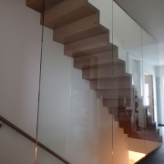 097-schody samonośne dywanowe z szybą